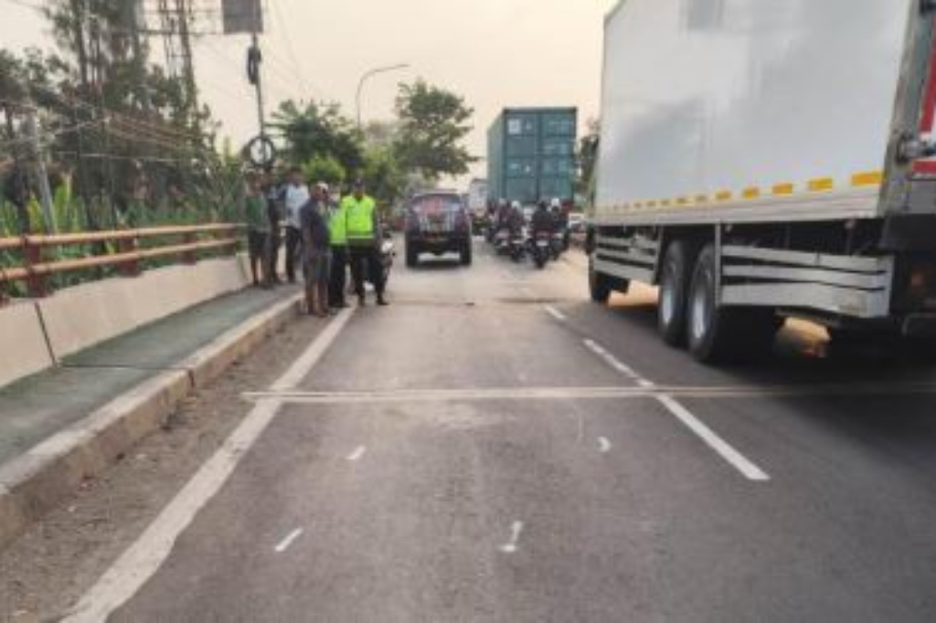Kecelakaan Maut di Jalur Pantura Kendal, Pemotor Wanita Tewas Masuk Kolong Truk Tronton Kecelakaan Maut di Jalur Pantura Kendal, Pemotor Wanita Tewas Masuk Kolong Truk Tronton