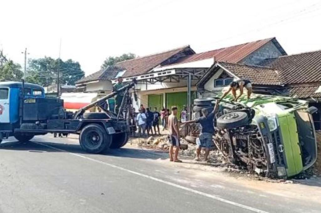 Kecelakaan Beruntun Truk Tangki Tabrak 2 Kendaraan di Magelang, 6 Orang Dilarikan ke RS Kecelakaan Beruntun Truk Tangki Tabrak 2 Kendaraan di Magelang, 6 Orang Dilarikan ke RS