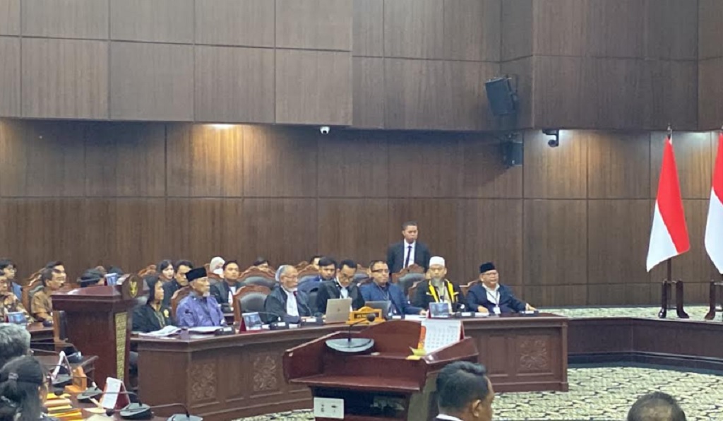 Sidang Perdana, Denny Indrayana Ditegur Ketua MK Suhartoyo karena Tak Kenakan Toga Advokat