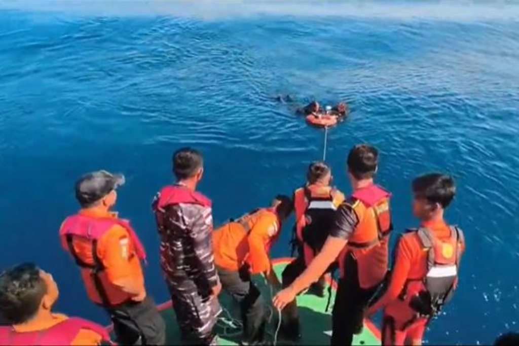 2 WNA dan 1 WNI Hilang saat menyelam di Perairan Sikka Ditemukan Selamat, Operasi SAR Ditutup 2 WNA dan 1 WNI Hilang saat menyelam di Perairan Sikka Ditemukan Selamat, Operasi SAR Ditutup
