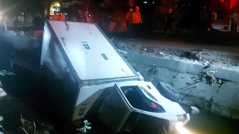 Truk Bermuatan Setengah Ton Es Kristal Tercebur ke Sungai di Surabaya Truk Bermuatan Setengah Ton Es Kristal Tercebur ke Sungai di Surabaya