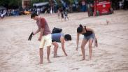 Warga Lokal dan Luar Negeri Bersama-Sama Bersihkan Pantai Kuta Bali