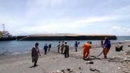 Kapal Tongkang Bermuatan 7.500 Ton Klinker Terbalik di Selat Bali