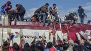 Warga Palu Berebut BBM dari Mobil Tangki dan SPBU