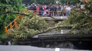 Jembatan Jalan Raya Padang Ambruk, Akses ke Bukittingi Putus