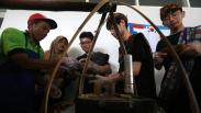 Melihat Pelajar asal Korea Selatan Belajar Membuat Kue Putu