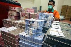 Dolar AS Makin Perkasa, Rupiah pun Anjlok Ditutup di Rp13.580 per USD