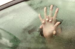 Lakukan Hal Tak Senonoh di Mobil, Pasangan Mesum Tabrak Pohon