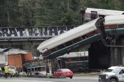 Kereta Amtrak Anjlok dan Timpa 7 Kendaraan di AS, 3 Orang Tewas