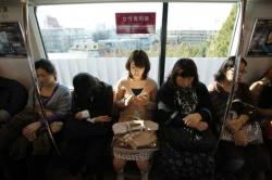Cara Jepang agar Perempuan Hamil Mudah Dapat Tempat Duduk di Kereta