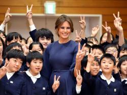 Melania Trump Jajal Kaligrafi di Sekolah Dasar Jepang