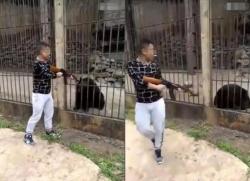 Heboh, Pria Ini Terekam Kamera Tembak Mati Beruang di Kebun Binatang