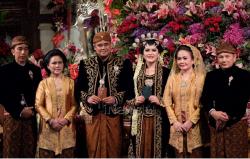Busana Resepsi Kahiyang-Bobby Disulam dengan Lima Warna Benang