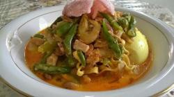 Menyantap Hidangan Khas Medan, Lontong Sayur Telur Balado