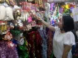 Semarak Toko Pernak-pernik Natal di Pasar Asemka