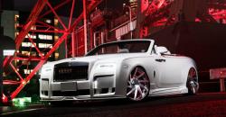 Rolls-Royce Putih Dibuat Ceper Berlenggak-Lenggok di Jalanan