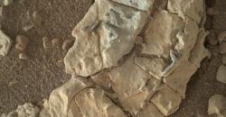 Ada Benda Aneh Berbentuk Stick Terukir di Atas Batu Mars