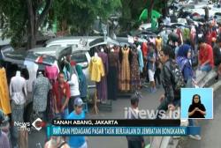 Polisi Tutup Pasar Tasik, Pedagang Padati Jembatan Bongkaran