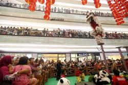 Barongsai Hibur Pengunjung Lippo Mall Puri 