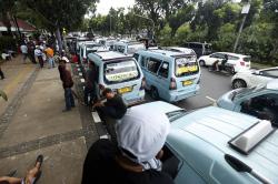 Sopir Angkot Kembali Geruduk Balai Kota