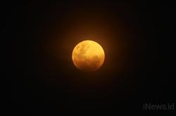 Bulan Terlihat Kemerahan di Monas, Para Pengunjung Kegirangan 