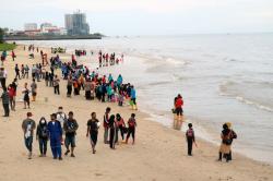 Warga Balikpapan Gotong Royong Bersihkan Pantai Kilang Mandiri
