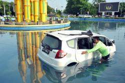 Ngebut di Jalan, Mobil Tercebur ke Kolam Air Mancur