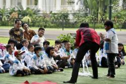 Sambil Lesehan, Jokowi dan Anak-Anak Penderita Kanker Nonton Sulap