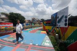 Warna-Warni Tepi Sungai Sekanak Jadi Destinasi Wisata