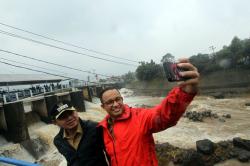 Saat Anies Baswedan dan Bima Arya Berswafoto di Bendung Katulampa