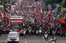 Juara Piala Presiden, Ribuan The Jakmania Kawal Pemain Persija ke Balai Kota