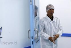 Pakai Baju Steril, Presiden Jokowi Tinjau Pabrik Obat Kalbe Farma