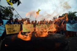 Mahasiswa Bandung Bakar Ban Tolak Revisi UU MD3