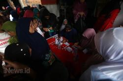 Warga Penggilingan Belanja Sembako dengan KKS