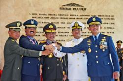 Kapolri Terima 3 Tanda Bintang Kehormatan dari Panglima TNI