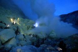 Pesona Api Biru Kawah Ijen