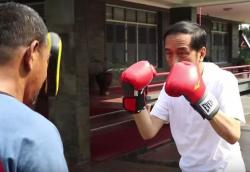 Presiden Jokowi Nge-Vlog Latihan Tinju, Begini Aksinya 