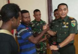 Mantan Simpatisan OPM Serahkan Senjata Laras Panjang dan Granat ke TNI