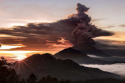 Kembali Erupsi, PVMBG: Gunung Agung Berstatus Siaga