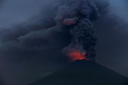 Senin Malam, Gunung Agung Kembali Meletus