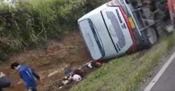 Bus Terbalik di Tanjakan Emen Rombongan Wisata dari Ciputat