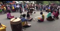 Galang Dana Korban Longsor Brebes, Mahasiswa Unisri Gelar Teatrikal