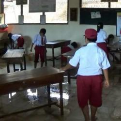 Banjir Surut, Guru dan Siswa di Ponorogo Terpaksa Bersih-bersih Kelas