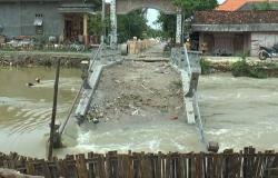 Jembatan Penghubung Antardesa di Lamongan Ambrol Akibat Arus Deras