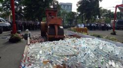 Polda Jatim Musnahkan 6.565 Botol Miras Hasil Operasi Cipta Kondisi