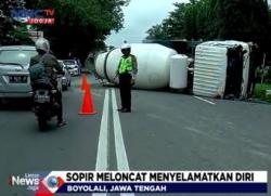 Truk Pengangkut Semen Cor 6 Ton Terguling, Sopir Selamat