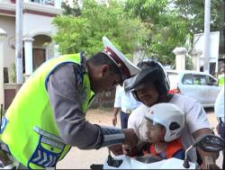 Bocah Pakai Helm Dapat Uang dari Polisi
