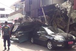 Bangunan Tua di Ambon Ambruk Timpa Sebuah Mobil