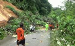 Tebing 10 Meter Longsor dan Menutup Badan Jalan di Murung Raya
