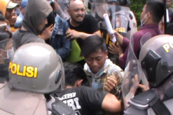 Eksekusi Lahan di Gowa Ricuh, Massa Nyaris Baku Pukul dengan Polisi
